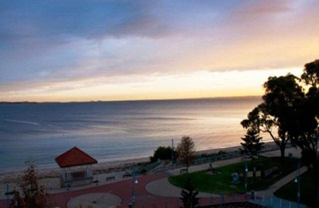 Boardwalk By The Beach Rockingham Esterno foto